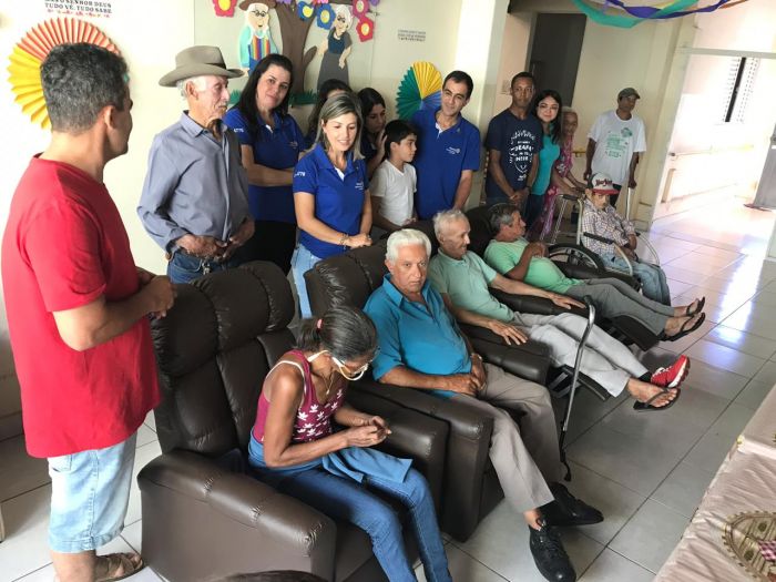 ENTREGA DE POLTRONAS NO LAR DO IDOSO